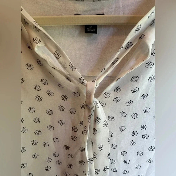 Ann Taylor Woman’s Corpcore Cream Long Sleeve V-Neck Chiffon Blouse Size Medium - Picture 9 of 9